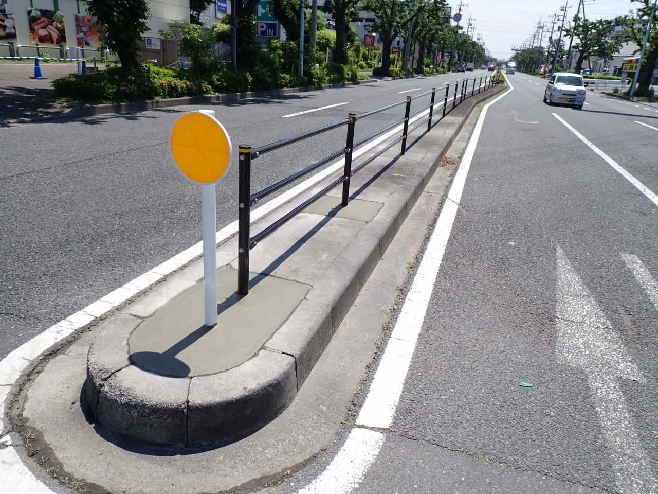 視線誘導標と横断防止柵の設置工事